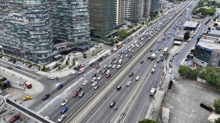 Yenibosna metrobüs durağında üst geçit çalışması: D-100 trafiğe kapanıyor