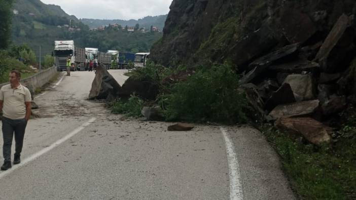 Ordu'da heyelan: Aybastı-Fatsa yoluna kayalar düştü