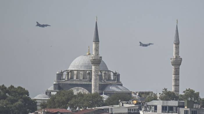 SOLOTÜRK İstanbul semalarında. Kule: “Muhteşemsiniz. Sizleri seviyoruz”