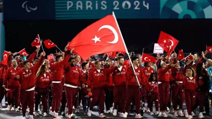 Paris'te Türk bayrağını Sevilay ve Mahmut taşıdı