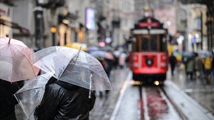 İstanbullular dikkat kuvvetli yağış geliyor. Meteoroloji saat vererek uyardı