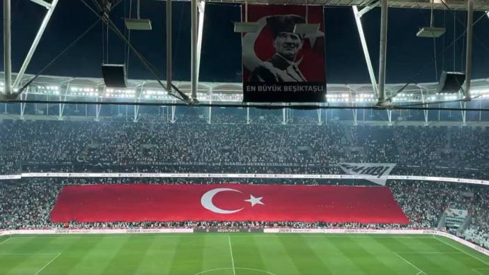 Dev Türk bayrağı açıldı. Beşiktaş sahaya 'Yaşa Mustafa Kemal Paşa yaşa' tezahüratıyla çıktı