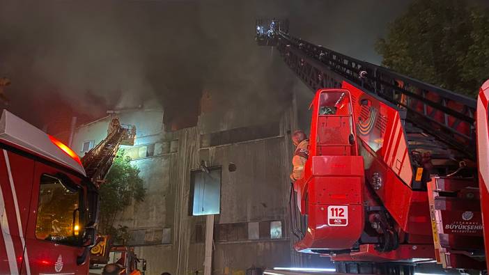 Bağcılar'da 5 katlı fabrika alevlere teslim oldu