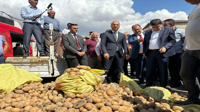 Çiftçi satamadığı patatesi yere döktü. 'Çiftçi batarsa ülke batar'