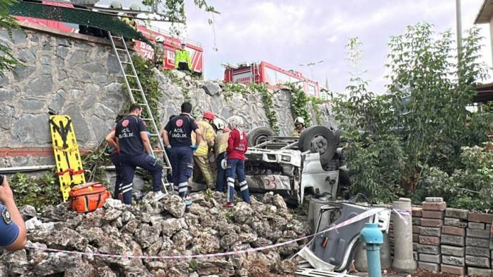 Kontrolden çıkan kamyonet 5 metre yükseklikten siteye uçtu