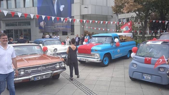 Kadıköy'de klasik otomobillerden 30 Ağustos konvoyu