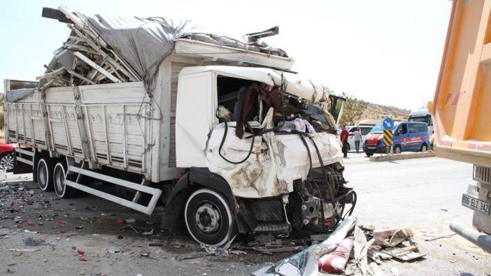 Manisa’da hurdaya dönen kamyonetten sağ çıktı