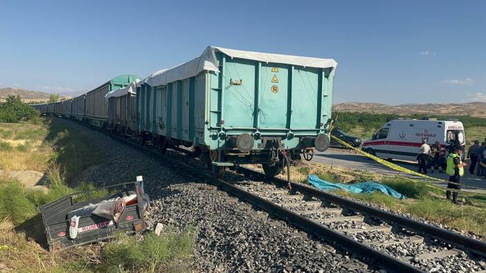 Malatya'da yük treni tarım aracına çarptı: Anne ve iki çocuğu öldü, baba yaralı