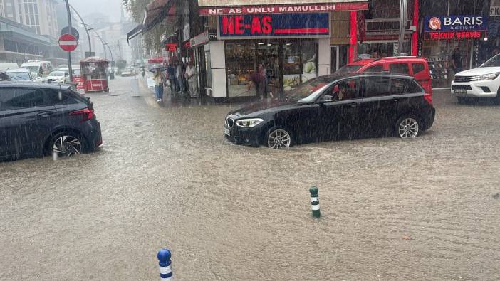 Rize'de kuvvetli yağış sokakları göle çevirdi