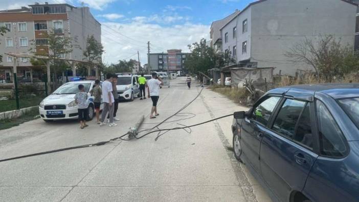 Kapaklı’da Kamyon elektrik direklerini devirdi, park halindeki araç zarar gördü