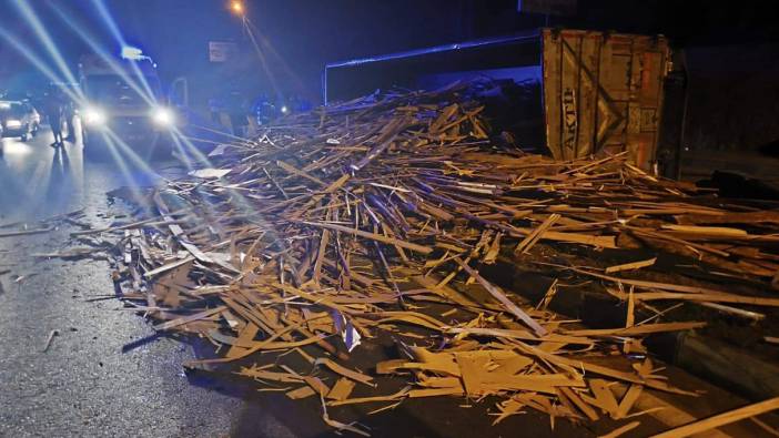 Karadeniz Ereğli'de odun yüklü kamyon devrildi. 1 yaralı