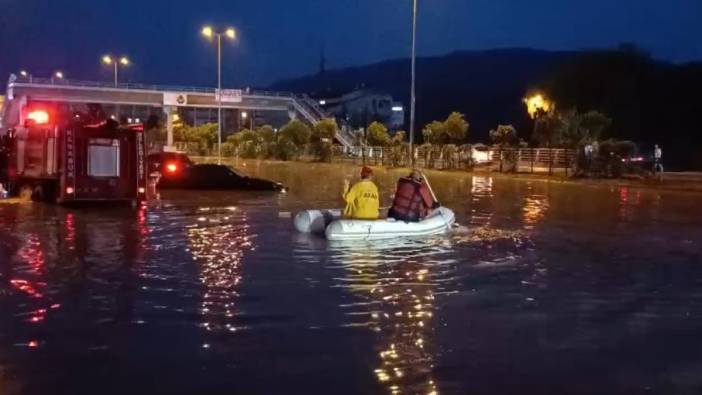 Karabük'te selde cadde ve sokaklar göle döndü. İnsanların yardımına botla gittiler.