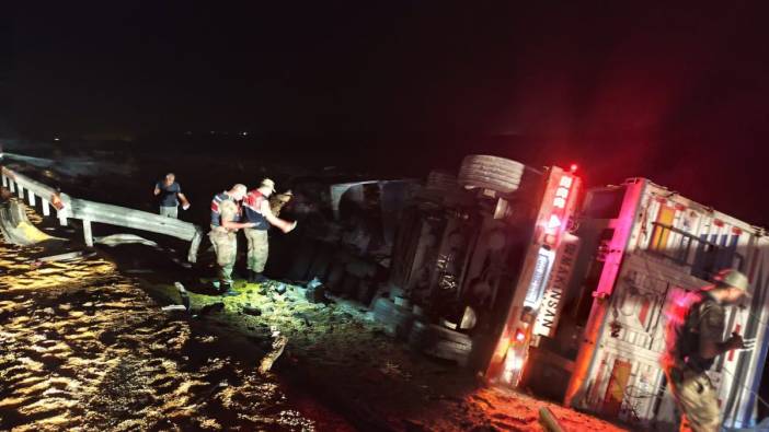 Şanlıurfa'da kum yüklü tıra mısır yüklü tır çarptı. 2 yaralı