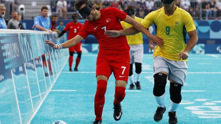 Milli Takımın yıldızı Emre Aslan Sambacılara futbol dersi verdi