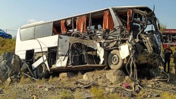 Iğdır'da Gürcistan plakalı otobüs şarampole devrildi. 2 yaralı