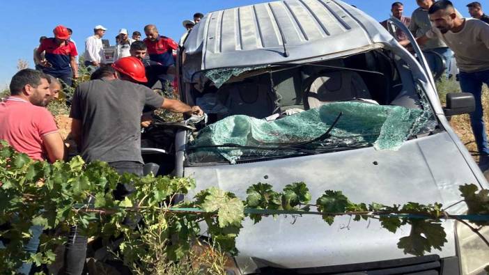 Mardin'de feci kaza: Kamyonet, beton direk yüklü vinçe çarptı!