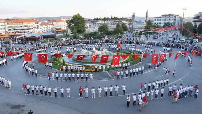 SİVAS'ta 1058 kişi aynı anda 'halay' çekti