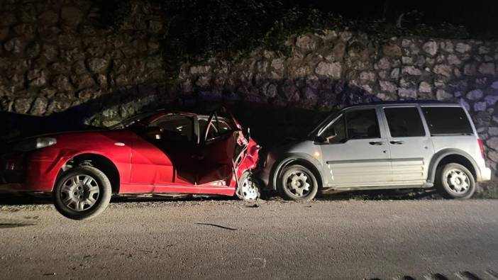 Karabük'te hafif ticari araç otomobille çarptı: 4 yaralı