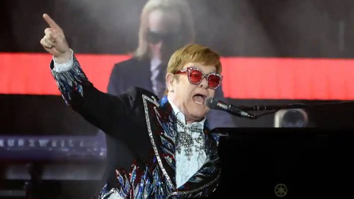 Elton John'un başı gözüyle dertte