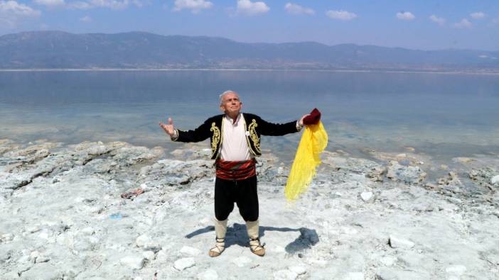 Emekli öğretmen Burdur Gölü'ne ağıt yaktı