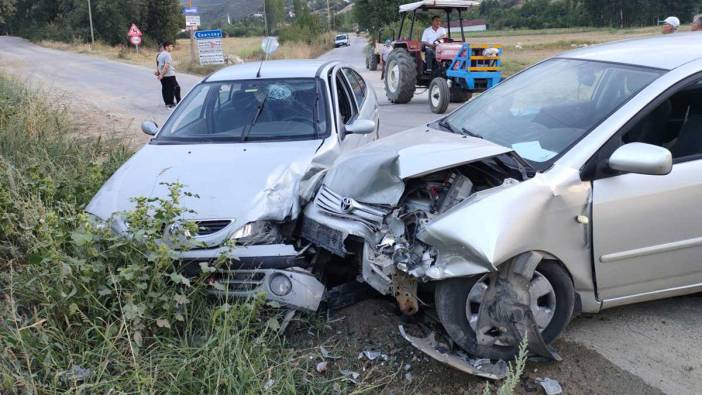 Amasya'da iki otomobil kafa kafaya çarpıştı: 5 yaralı