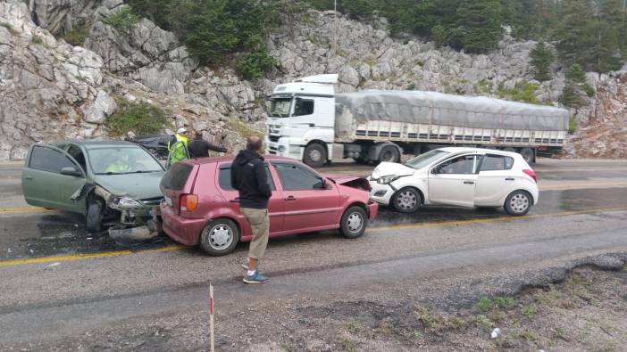 Antalya'da 4 araç birbirine girdi: 5 yaralı