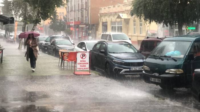 Kars'ta yağan sağanak caddeyi göle döndürdü