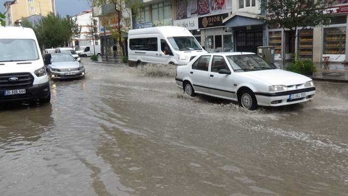 Kars'ta caddeler göle döndü