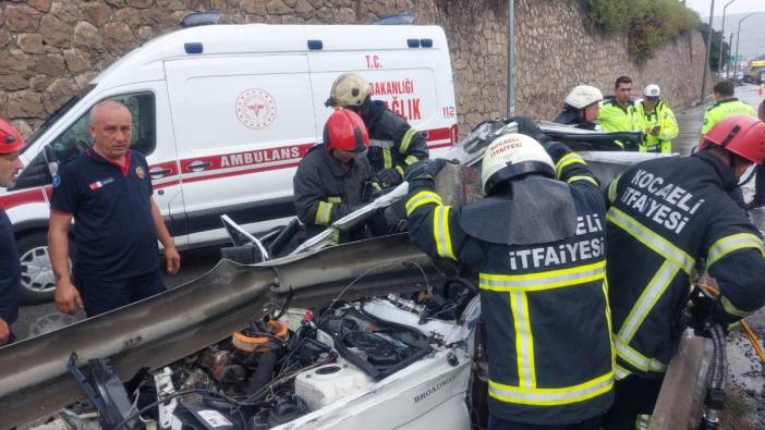 Kocaeli'de otomobil bariyerlere çarptı. 1 ölü 2 yaralı