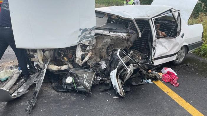 Sakarya'da otomobiller kafa kafaya çarpıştı