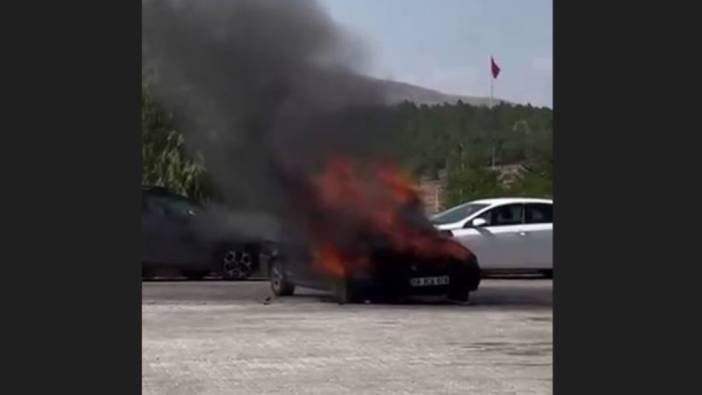 Hastane otoparkındaki otomobil alev topuna döndü