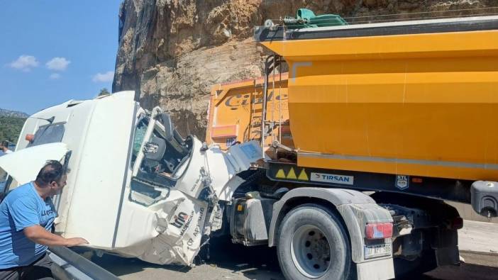 Antalya'da iki TIR birbirine girdi: 3 yaralı