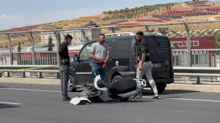 Motosikletli bariyerlere çarparak savrulup hayatını kaybetti