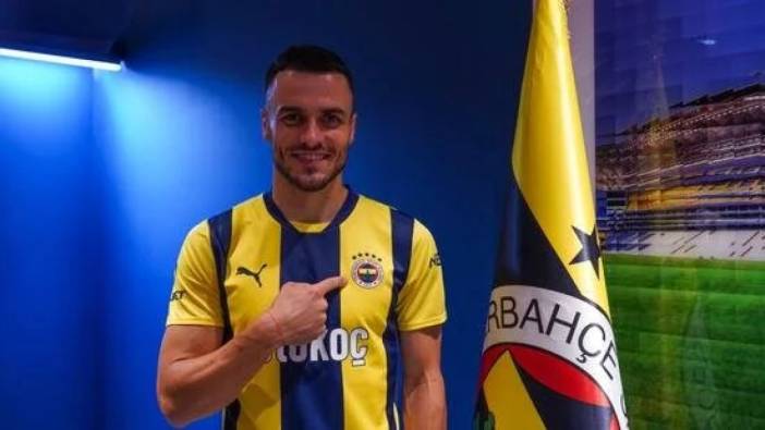 Kostic resmen Fenerbahçe'de. Formayı giydi pozunu verdi