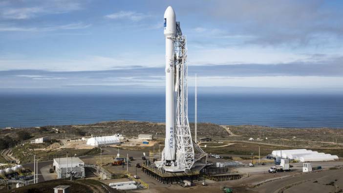 SpaceX, ilk özel uzay yürüyüşü için Falcon 9 roketini fırlattı