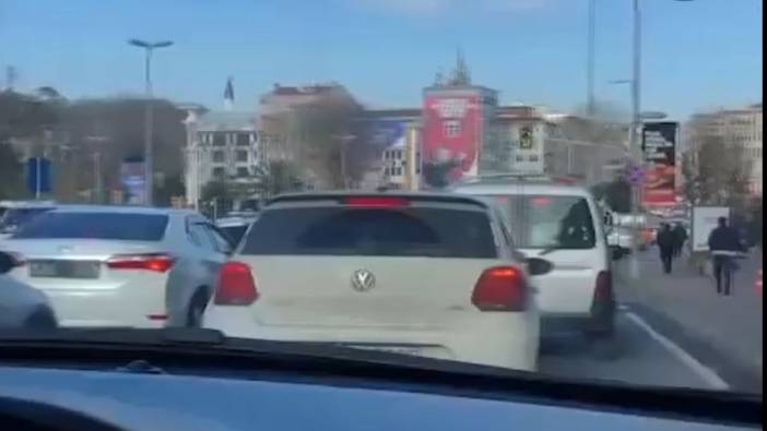 Taksi şoförü trafik ışıklarında uyuya kaldı. Müşteriyi beni uyandır diye tembihledi