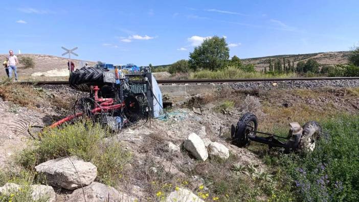 Afyonkarahisar'da yolcu treni traktörü biçti