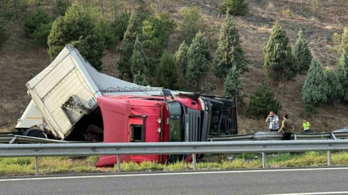 Düzce’de kolonya yüklü tır devrildi otoyol trafiğe kapandı