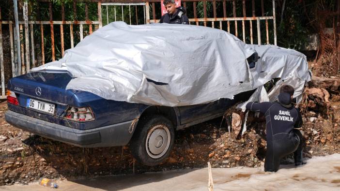 İzmir'de sel felaketi! Yollar çöktü araçlar denize sürüklendi