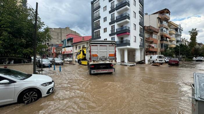 Balıkesir'de sağanak ve fırtına. Yollar göle döndü