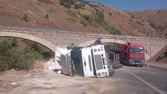 Elazığ'da TIR devrildi. 1 yaralı