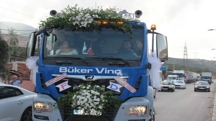 Manisa'da damat, gelini nikah masasına vinçle getirdi