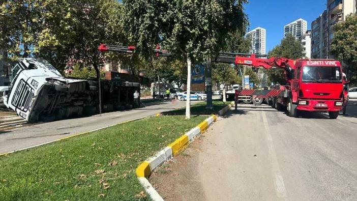 Elazığ’da tır devrildi: 2 yaralı