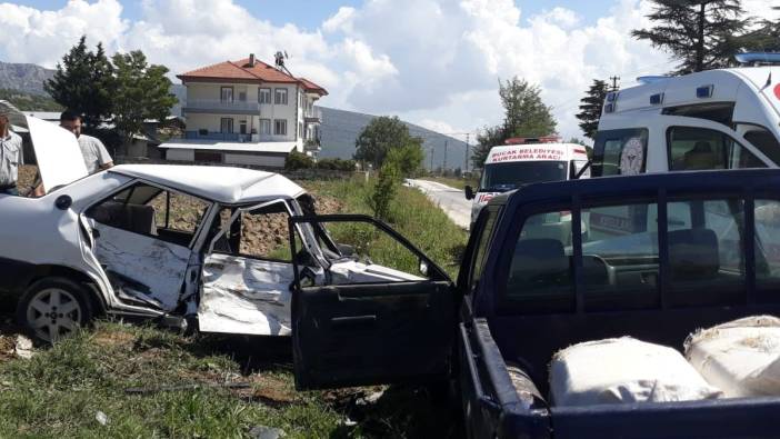 Burdur’da feci kaza: Kamyonet ile otomobil birbirine girdi. 1’i ağır 3 yaralı