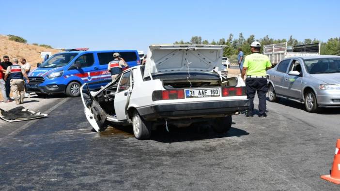 Hatay'da Feci kaza: Beton mikseri otomobili sürükledi, 2 kişi hayatını kaybetti