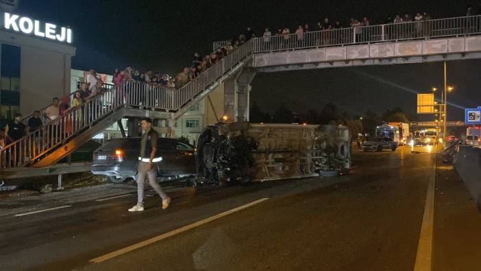 Kocaeli'de otomobil ile çarpışan servis minibüsü devrildi! 7 yaralı