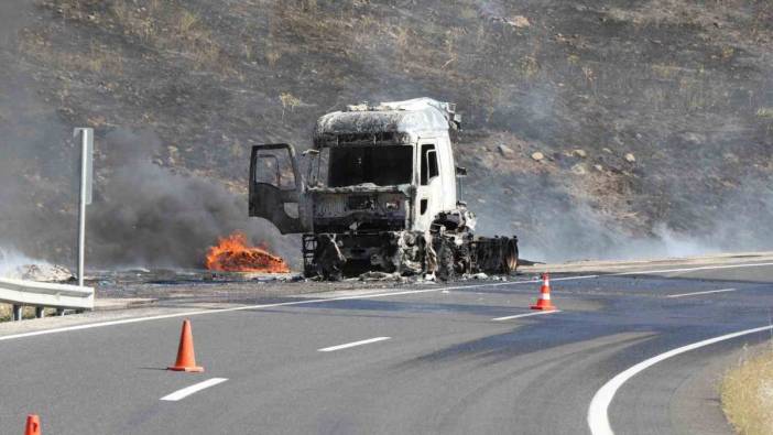 Erzincan’da seyir halindeki tır alevler içinde kaldı