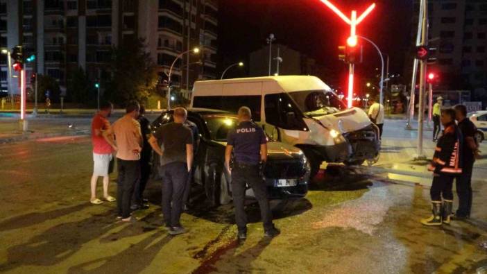 Malatya'da sivil polis aracı ile cip çarpıştı, 1’i polis 4 yaralı