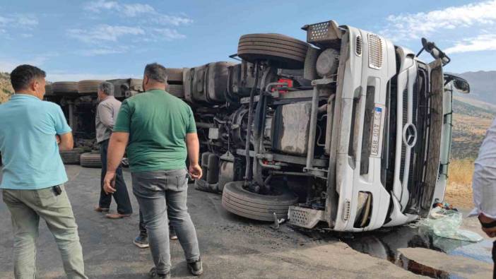 Siirt'te kömür yüklü tır devrildi. Karayolu trafiğe kapandı