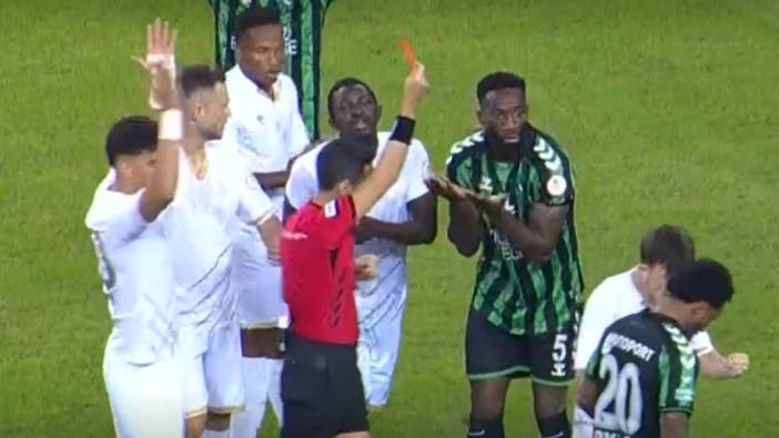 Kocaelispor - Manisa FK maçında kartlar havada uçuştu